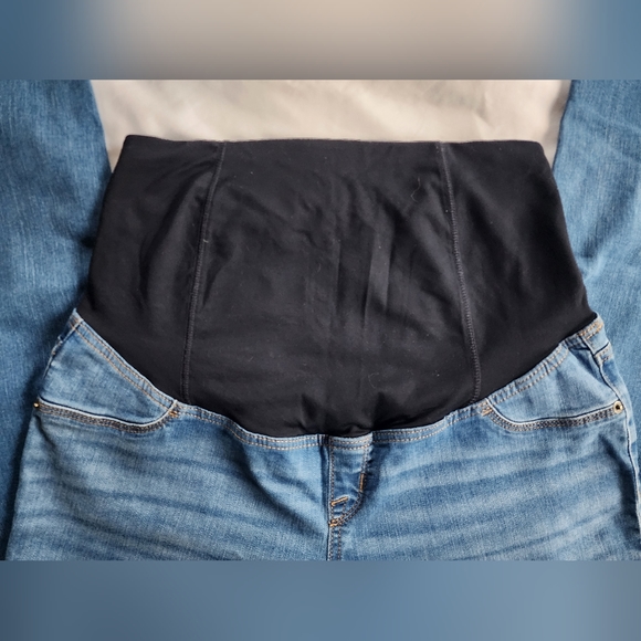 Light-Wash Stylish Maternity Jeans - Picture 10 of 10